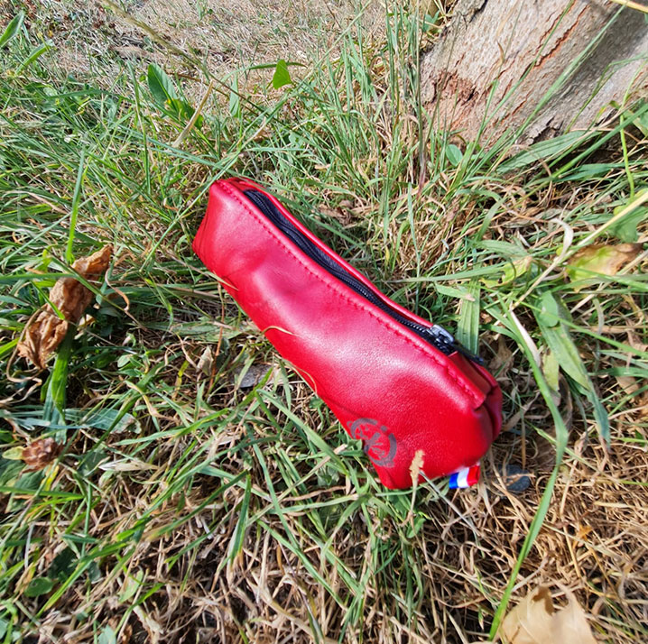 petite-trousse-en-cuir-rouge trousse-en-cuir-