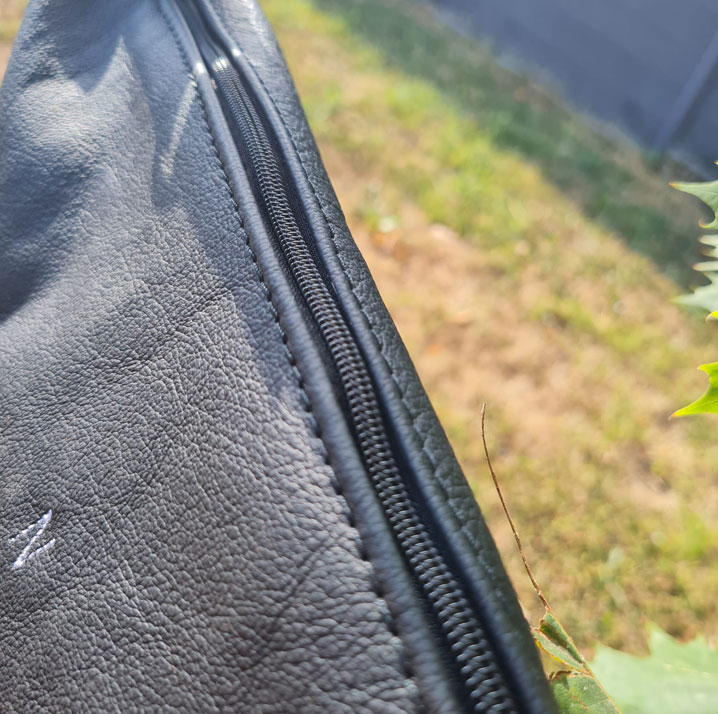 sac-fulkerien-en-noir-avec-femme-boussole-ferme