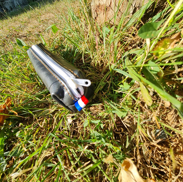 trousse-carrée-gris-anthracite-conception-idee