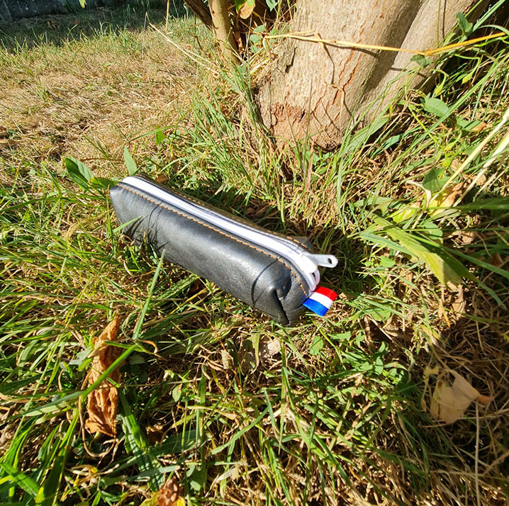 trousse-carrée-grise-conception-idee