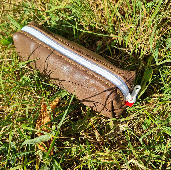 trousse-carrée-marron-conception-d'idée trousse-carrée-marron